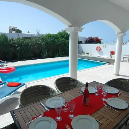 Villa Playa Blanca Sleeps 7 With Pool